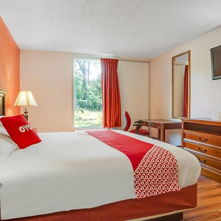 Oyo Hotel Mona Lake Маскигон Екстериор снимка