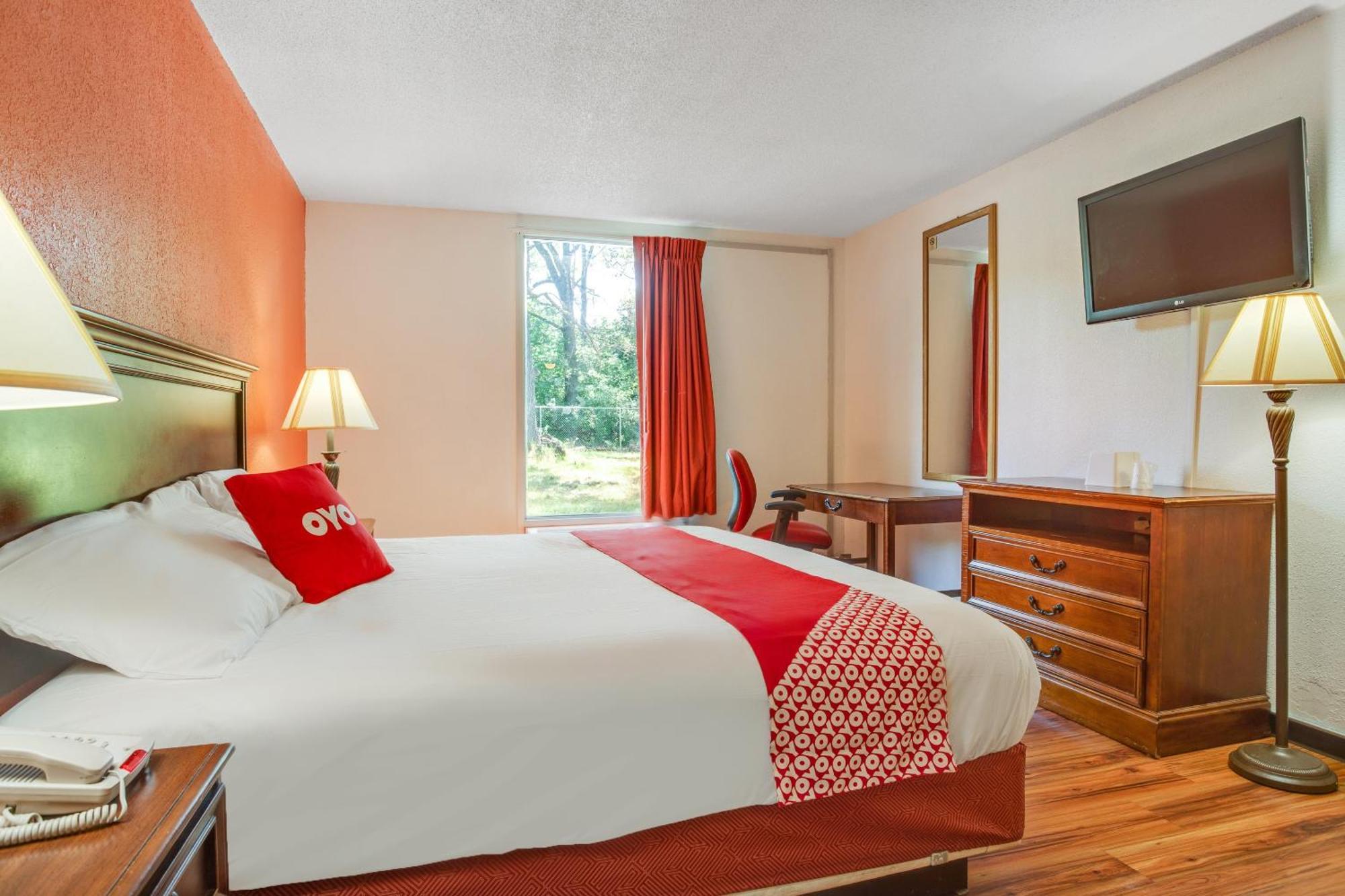 Oyo Hotel Mona Lake Маскигон Екстериор снимка