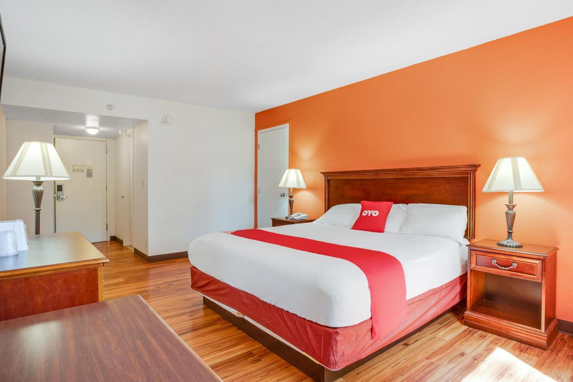 Oyo Hotel Mona Lake Маскигон Екстериор снимка