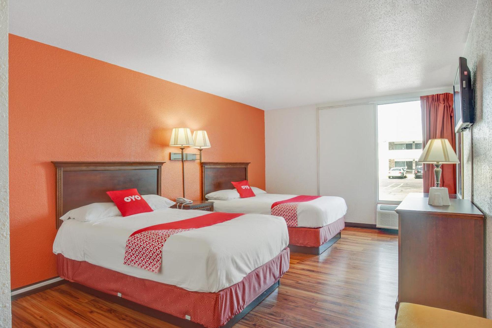 Oyo Hotel Mona Lake Маскигон Екстериор снимка