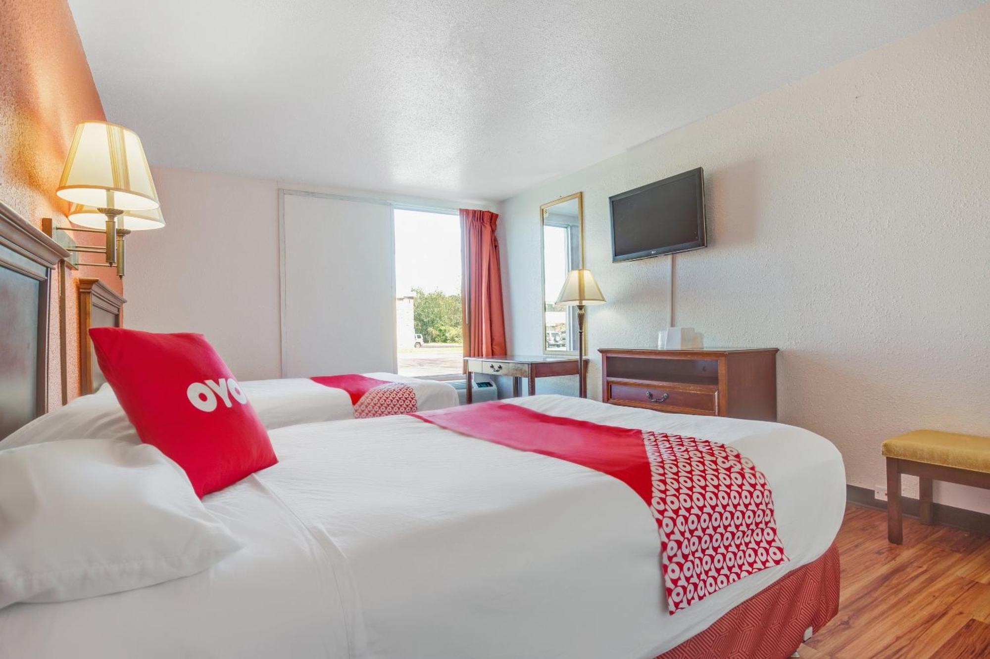 Oyo Hotel Mona Lake Маскигон Екстериор снимка