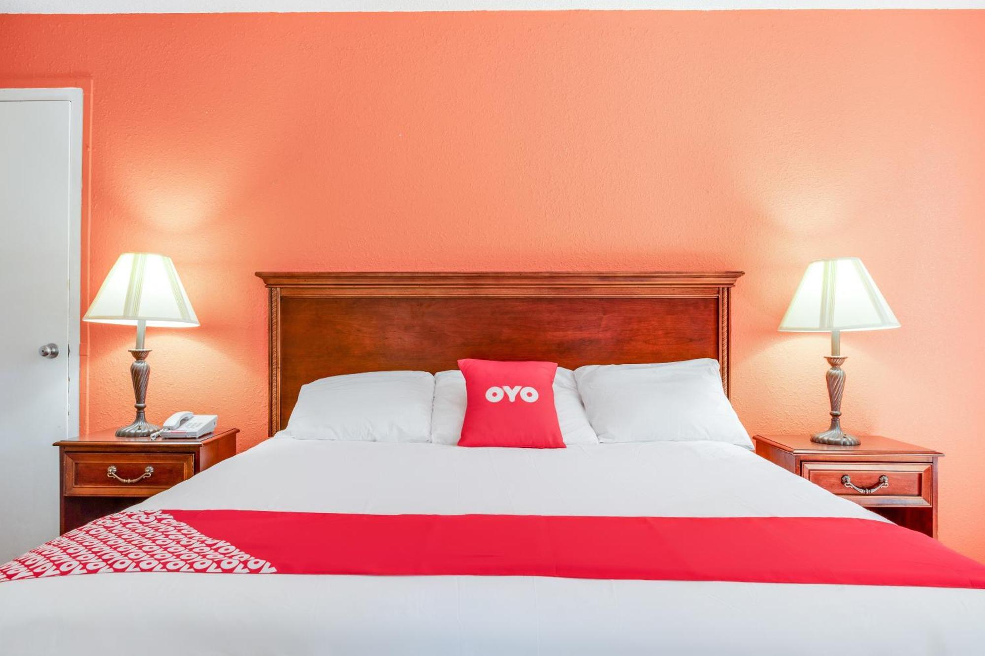 Oyo Hotel Mona Lake Маскигон Екстериор снимка