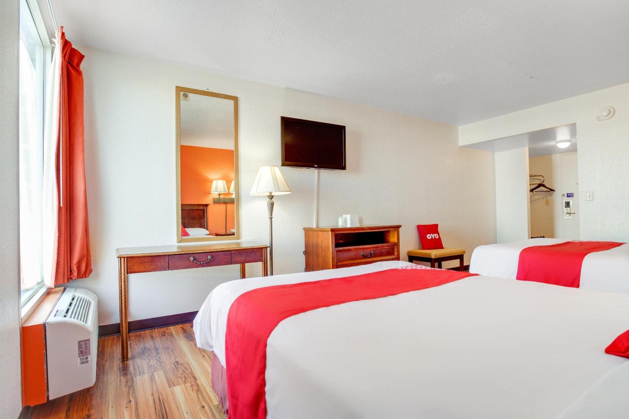 Oyo Hotel Mona Lake Маскигон Екстериор снимка